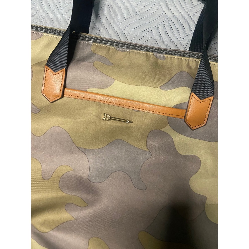 Stella & Dot Crush It Bag Camouflage Large Travel Gym Tote Crossbody Grey Camo - Picture 3 of 6
